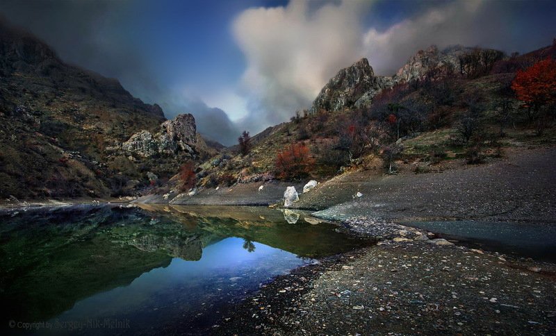 #зеленогорье, #панагия, #алушта, #демерджи, #крым, #чатыр-даг, #долинапривидений, горы, скалы, Изумрудное озерцо под склонами живописных гор фото превью