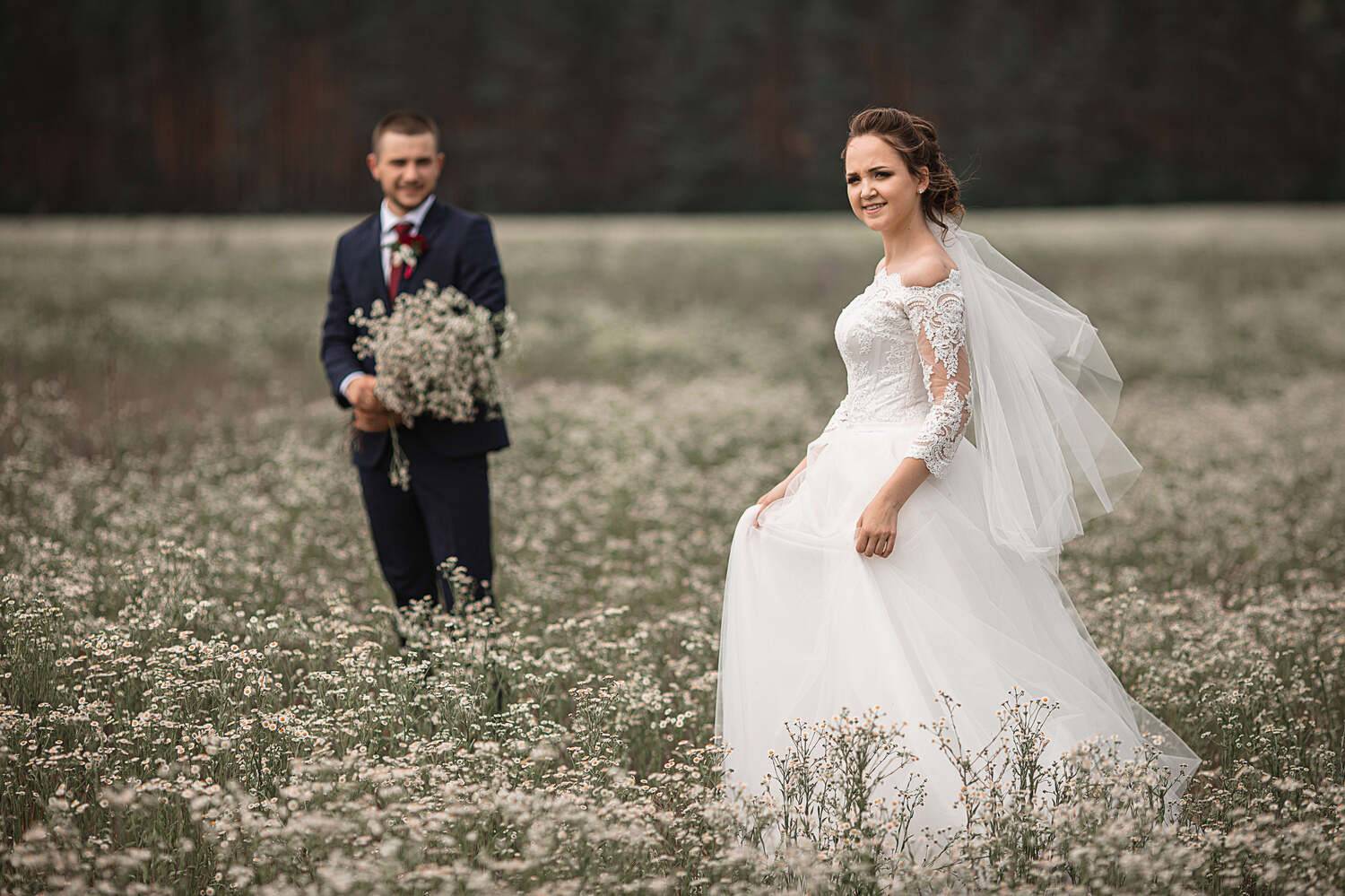 свадьба, свадебная фотосессия, жених, невеста, жених и невеста, свадебный букет, белое платье, счастье, любовь, ромашковое поле, перемиловы горы, Владимир Васильев