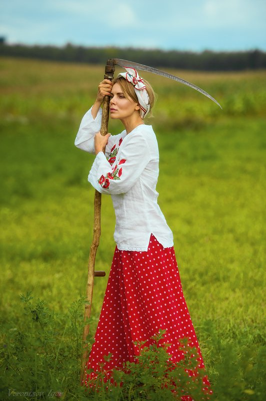 девушка, красивая, поле , коса, селянка  фото превью