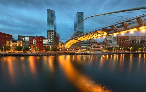 Мост Zubizuri в Бильбао.