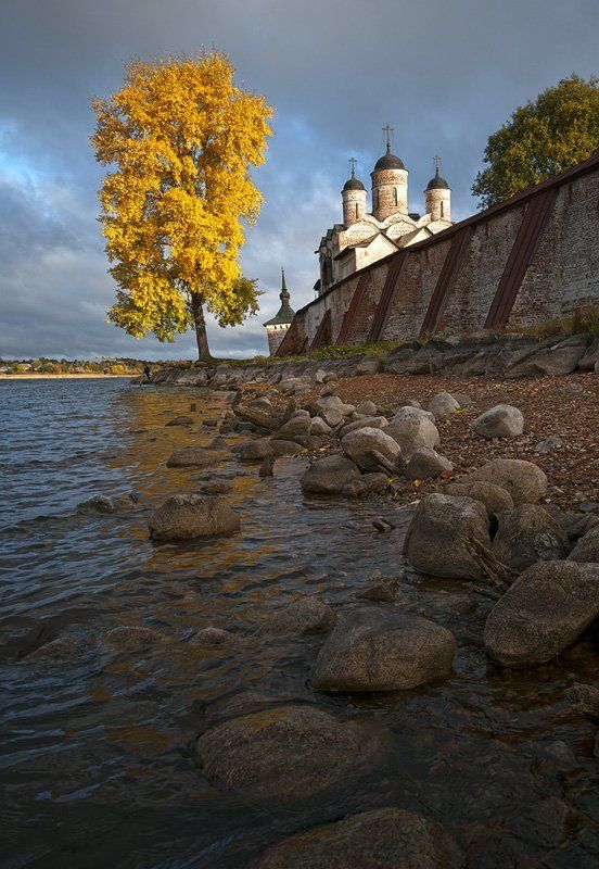 кириллов, осень Рыжая осень хмурится и веселится... фото превью