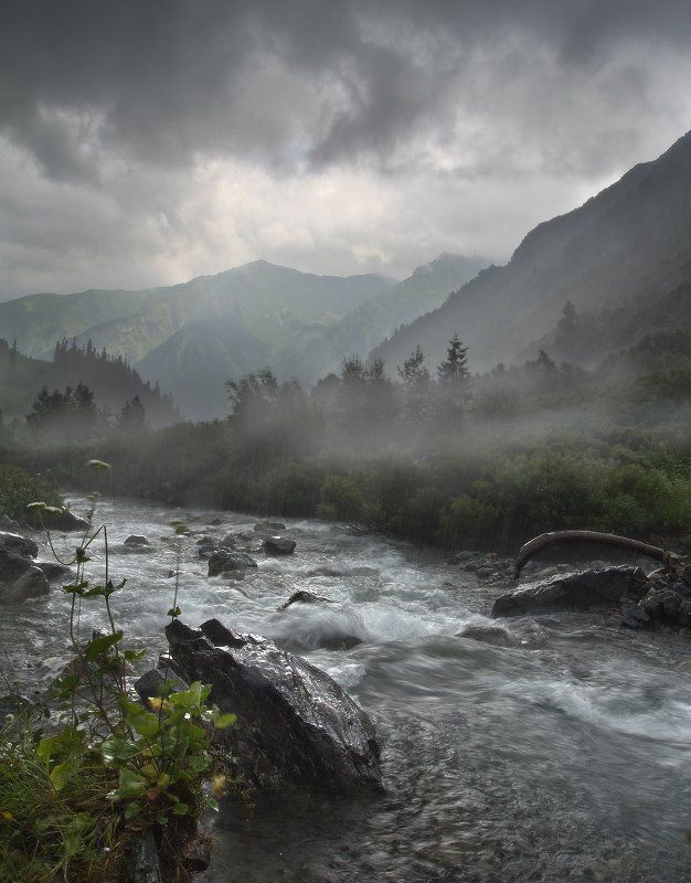 Во время грозы в горах.
