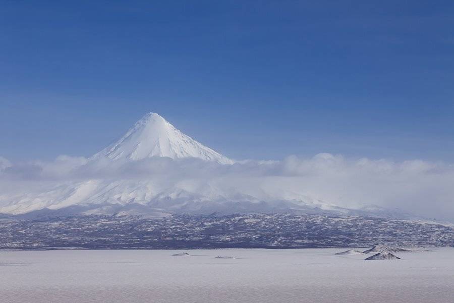 камчатка, вулкан, озеро, кроноцкое, весна, снег, пепел, кроноцкий, Денис Будьков