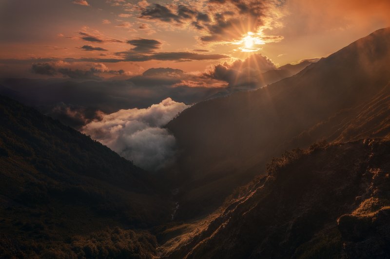 Сочи, горы, пейзаж, Красная Поляна, Бзерпский карниз, горы, лето, облака, закат Глаз Бога фото превью