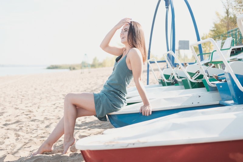 пляж, девушка, платье, катамаран, река, солнце  фото превью