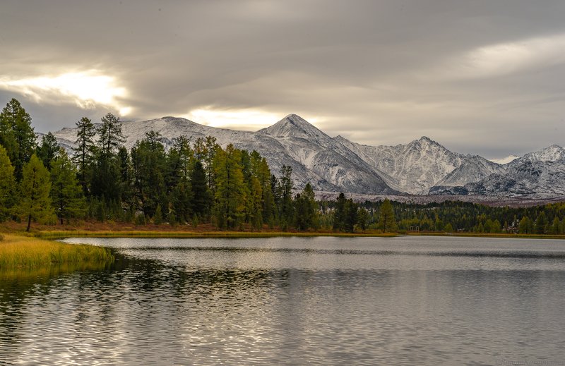 Начало золотой осени в горах Алтая. фото превью