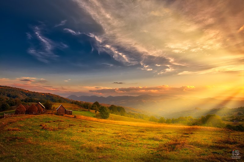 Magestic sunset in the Carpatian Mountains фото превью