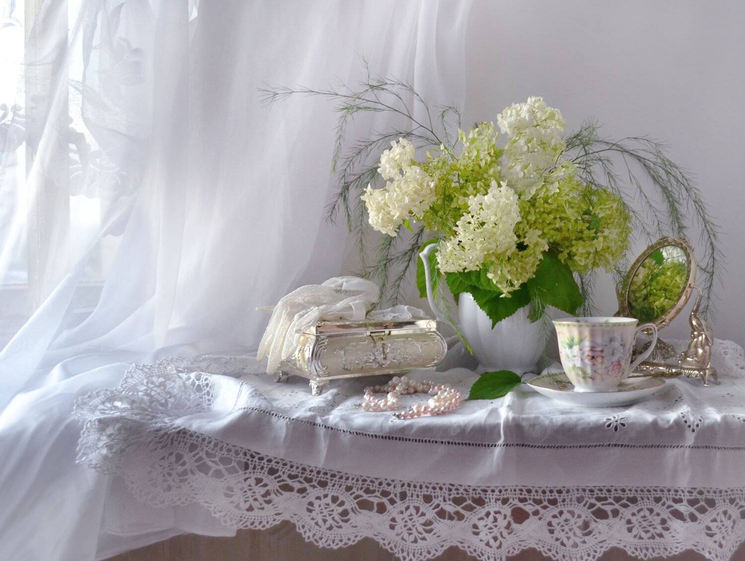 still life, натюрморт,последний день лета, август, лето, фото натюрморт, цветы,перчатки, жемчуг, гортензия, шкатулка, фарфор, зеркало,, Колова Валентина