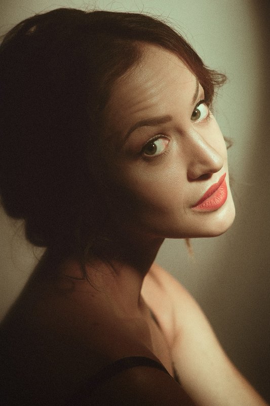 female, portrait, alone, loneliness, indoor, woman, tired, dancer, ballet, contrasty, color, face, look, retro, mood, expression Tired фото превью