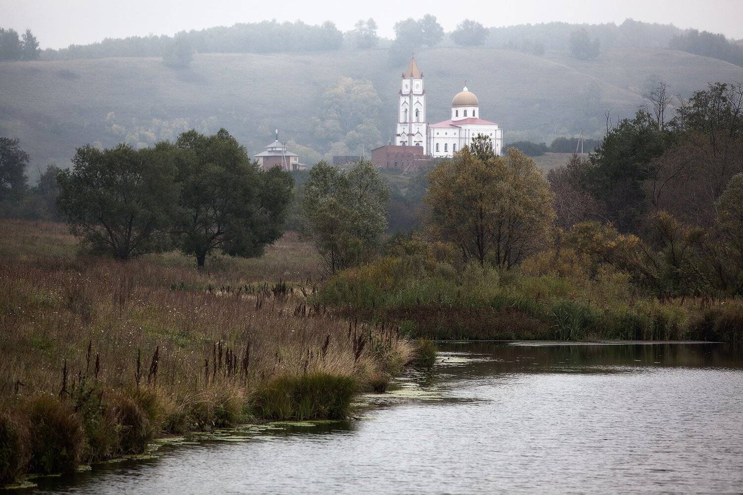 пейзаж,лес,озеро,храм,купола,туман, Тамара Андреева