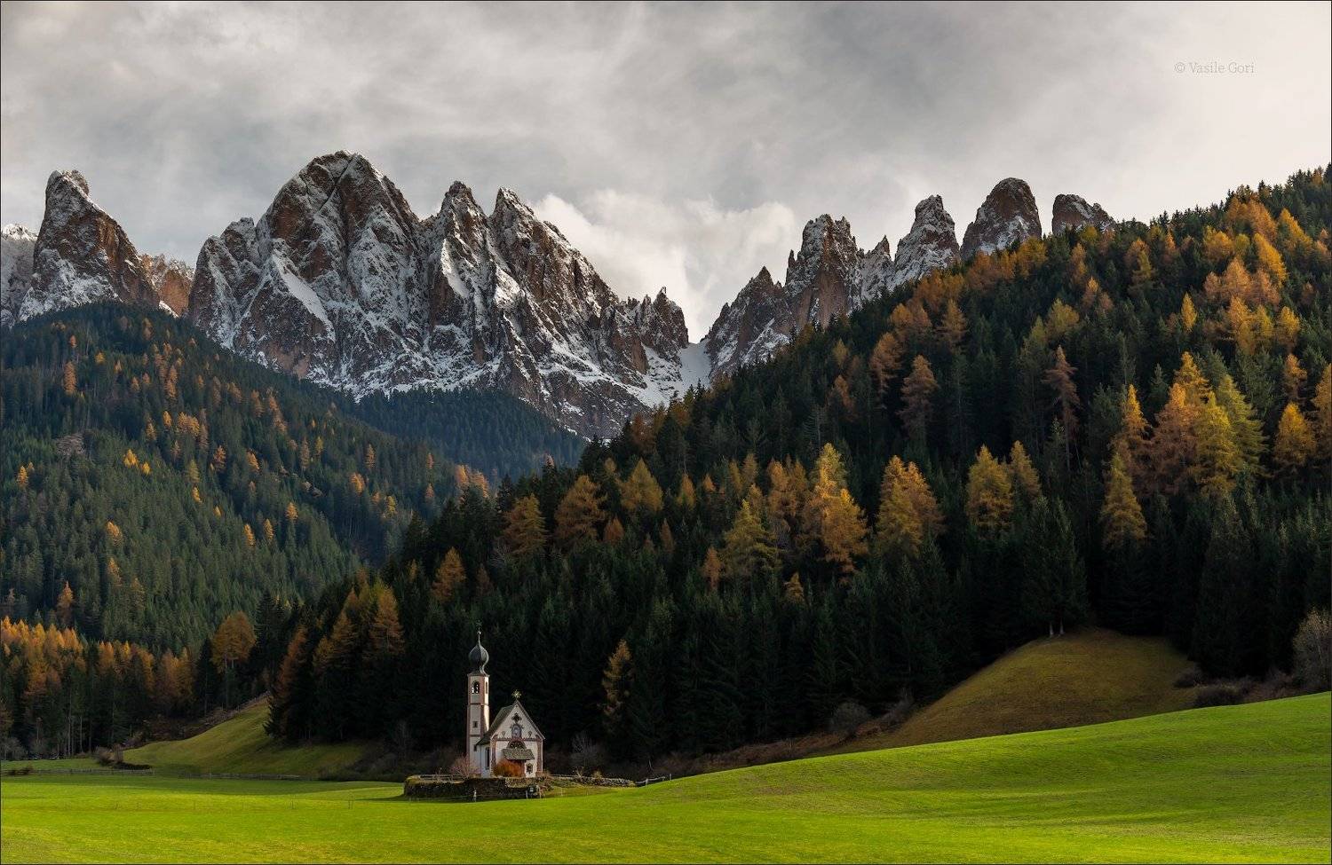 доломитовые альпы,santa maddalena,деревня,val di funes,осень,odle,италия,alps,ranui,san giovanni,церквушка, Василий Гори