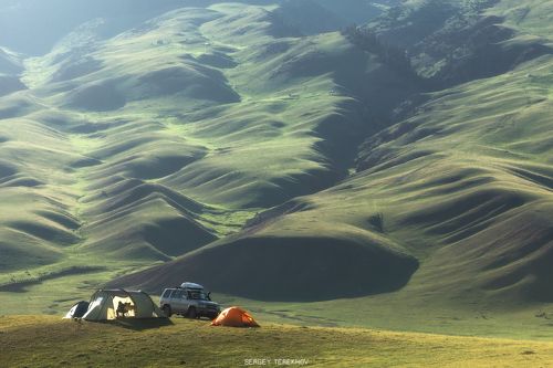 Человек в палатке чистит картошку