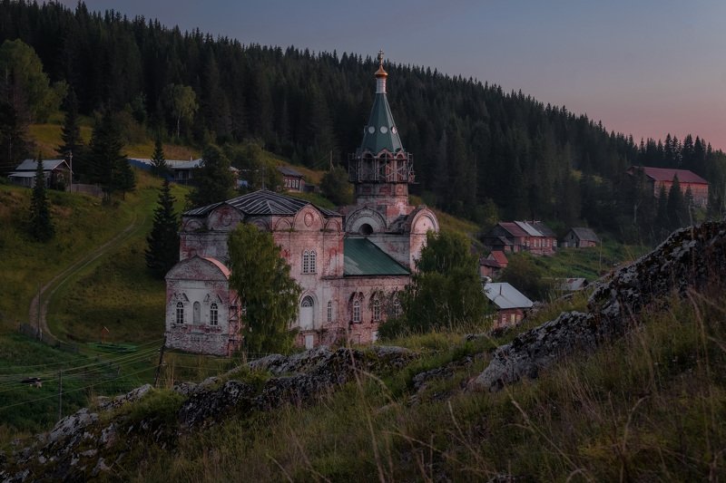 Церковь в вечернем свете фото превью