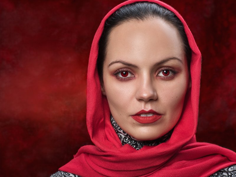 Red portrait фото превью