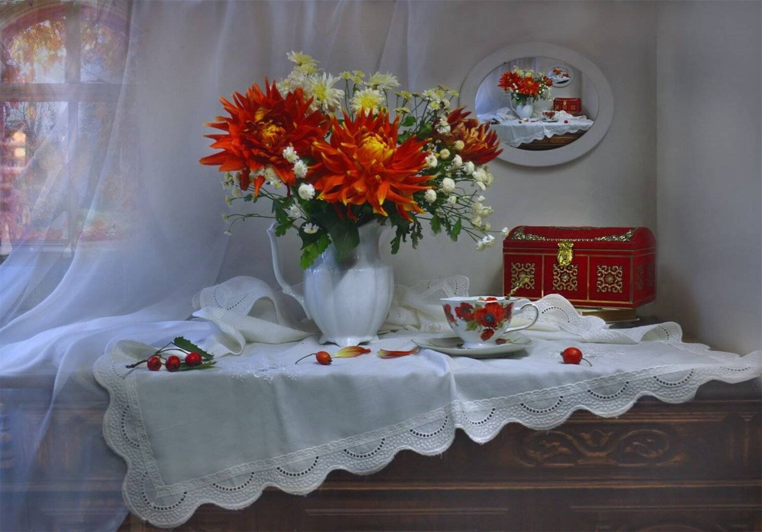 still life, натюрморт,цветы, хризантемы, фото натюрморт, сумерки,стихи, сентябрь, осень, георгины,фарфор, картина, шкатулка, боярышник, книги, Колова Валентина