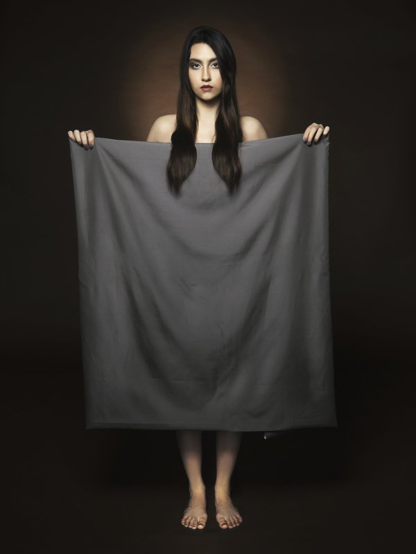 Девушка и полотно фото превью