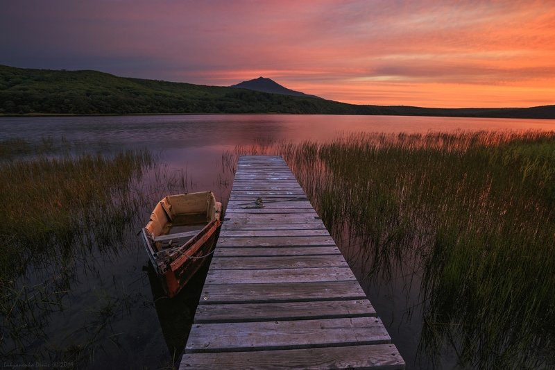 2019, россия, пейзаж, осень, утро, рассвет, озеро, лодка, вода, вулкан, отражение, небо, облака, причал Тихое утро... фото превью