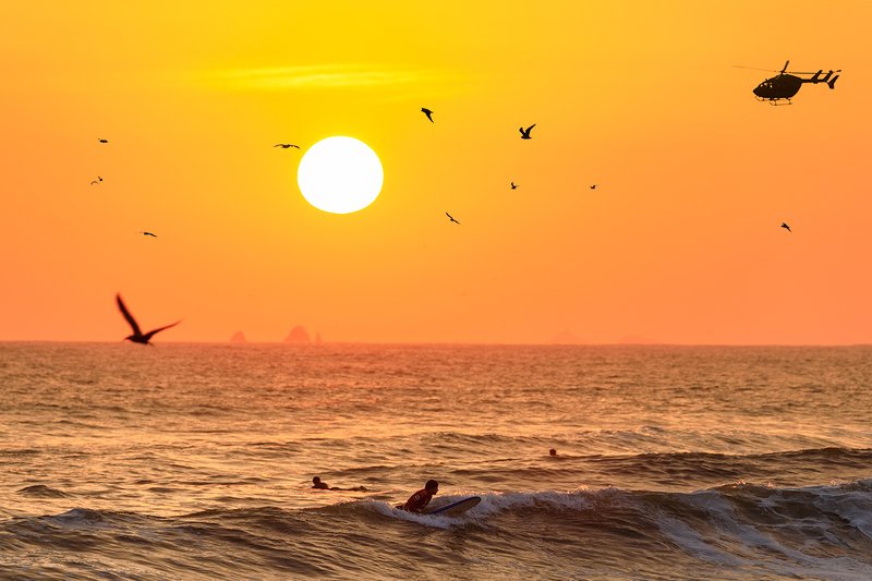Lima, Pacific ocean, sunset, seagull Traffic jam over the Pacific ocean at sunset. Lima, Peru фото превью