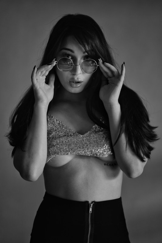 #femaleportrait #mono #portrait Looking Good фото превью