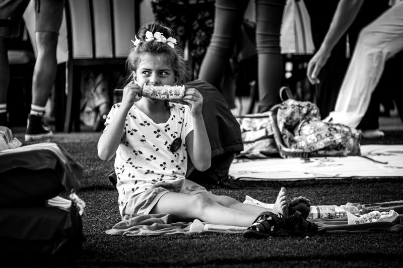 Девочка с кукурузой фото превью