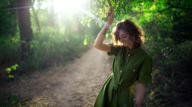 кудрявая, модель, зелень, лес, листья, зеленый, цвет, девушка, платье, казуальный, стиль, тату, татуировка, свет, лучи, закат, красота, нежность, подруга, стройная, черты Ирина фото превью