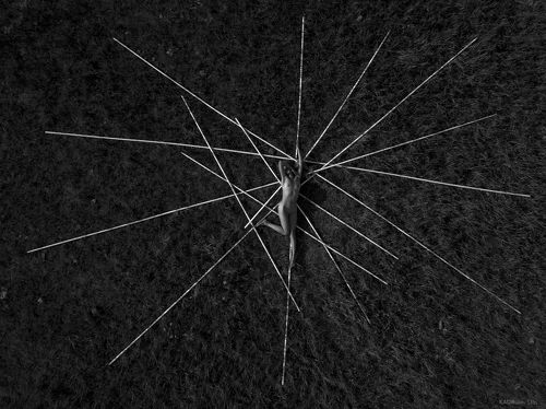 на ощупь вслед