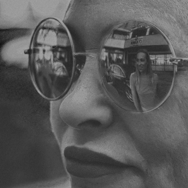 in her sunglass фото превью