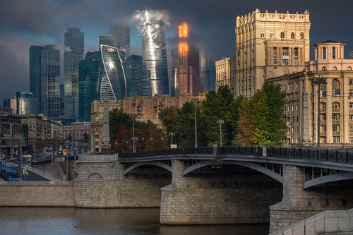 Небоскребы Москва-Сити и Бородинский мост.