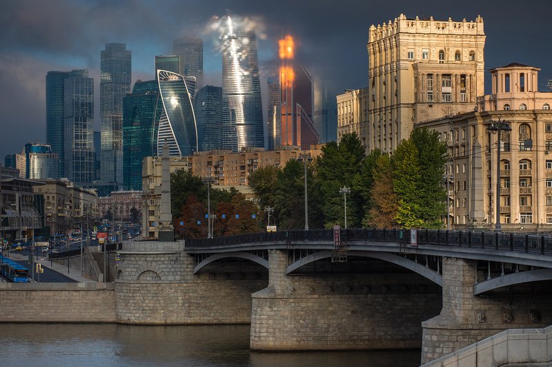 город, москва, высотки, небоскребы, бородинский, мост, дорогомилово, облака, туман, солнце Небоскребы Москва-Сити и Бородинский мост. фото превью