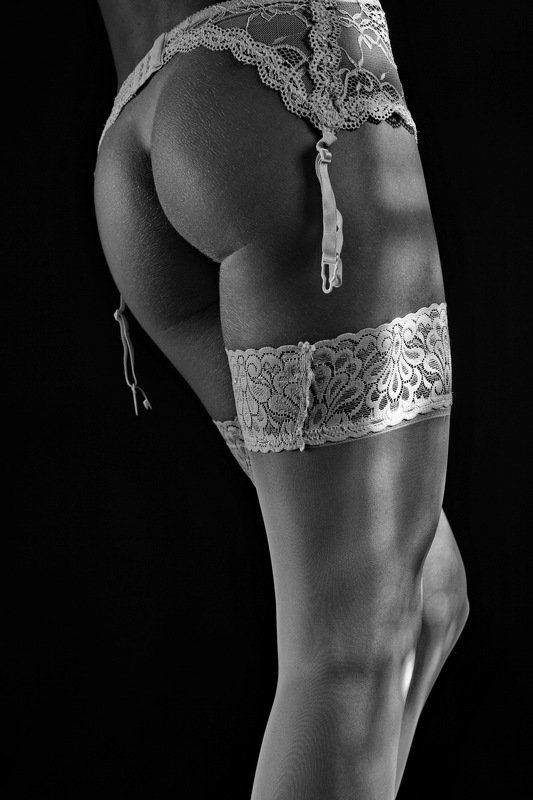 ноги девушка тело ягодицы белью ню Чб фото превью