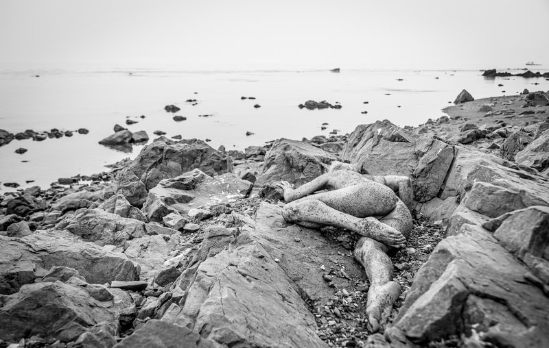 На камнях фото превью