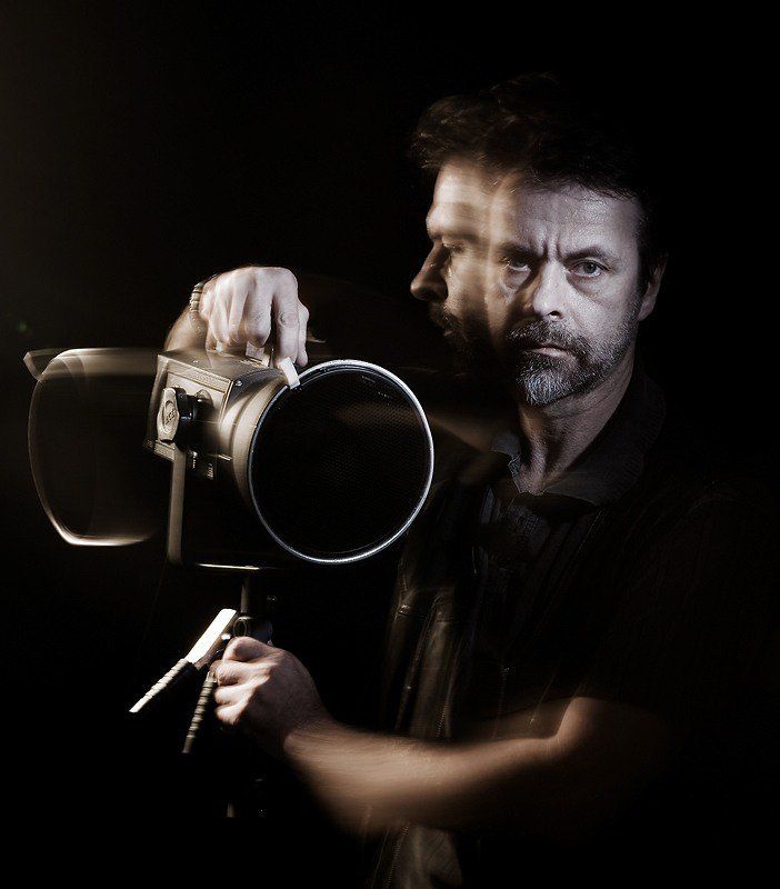 моноблок Портрет фотографа, поворачивающего моноблок влево. фото превью