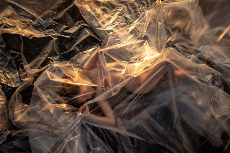 #zerowaste #plastic #girl #woman #пластик #нольотходов #противпластика #девушка #задыхается #закат #назакате #art #portrait  NoPlastic фото превью