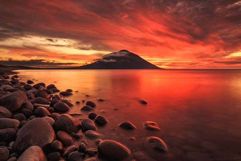 2019, россия, пейзаж, вечер, закат, море, берег, облака, камни, прибой, отражение, вулкан, итуруп, курилы Алый закат фото превью