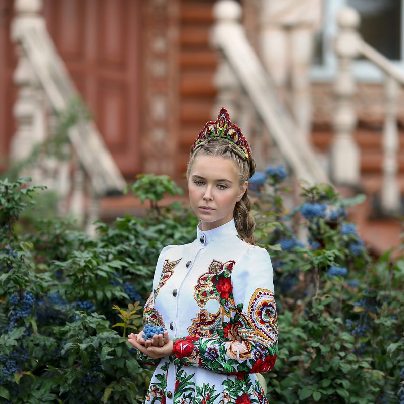 русский стиль, русская красавица, русский народный костюм, изба, сруб, русская изба, резная изба, жимолость, синие ягоды, кокошник, русский кокошник, дизайнерский костюм, Ану Каспер, коса до пояса Жимолость фото превью