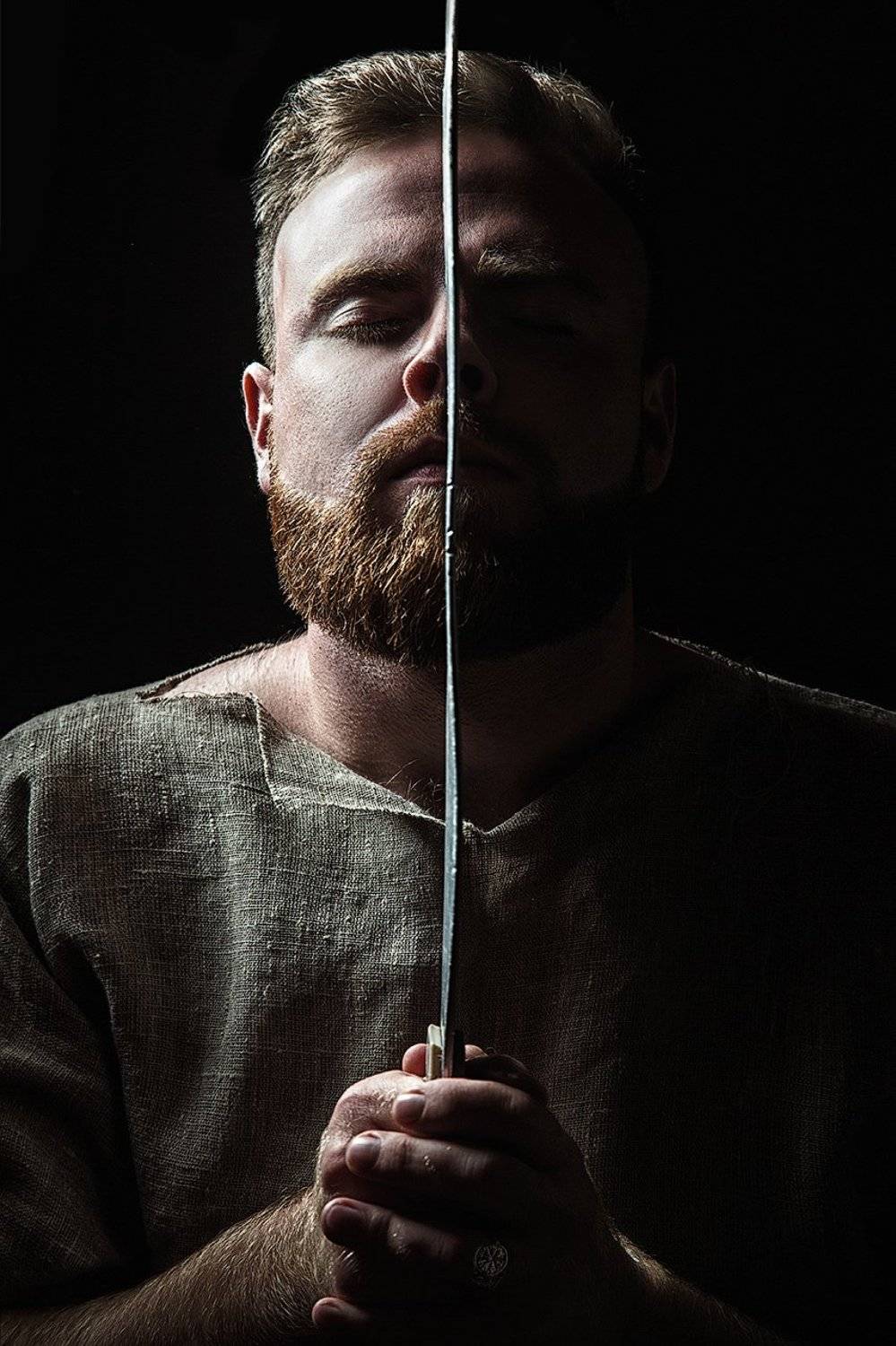 мужской портрет, меч, мужчина, брутальный, борода, закрытые глаза, Дарья Комарова
