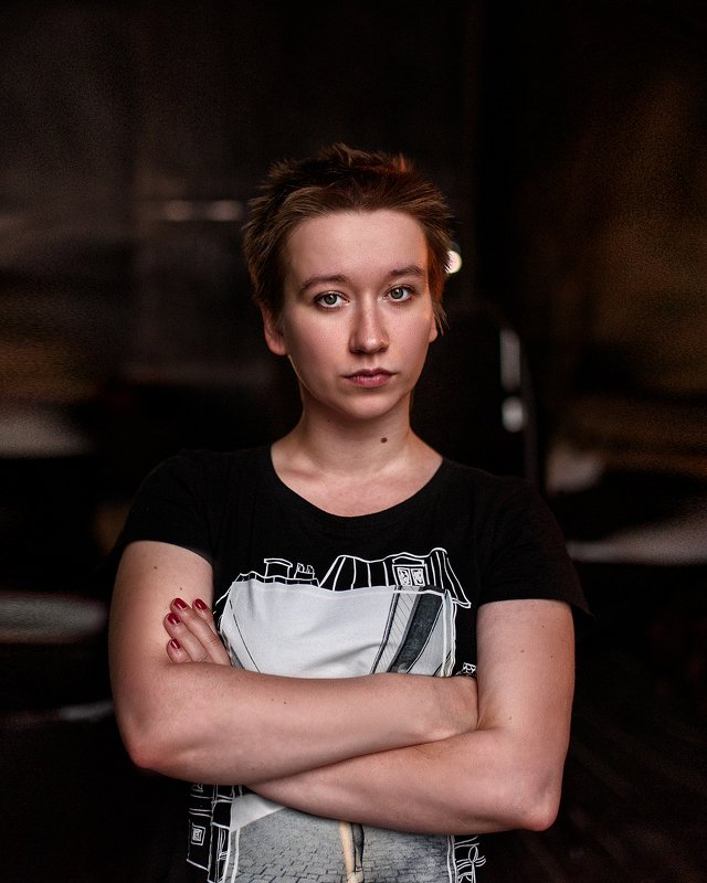 девушка, портрет, студия Seriousness фото превью