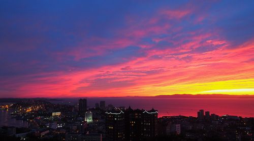 Загорелось небо красками заката