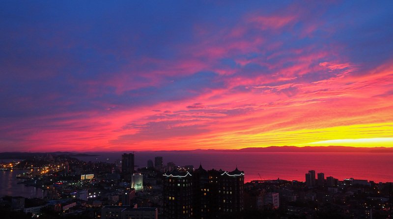 Владивосток, закат Загорелось небо красками заката фото превью