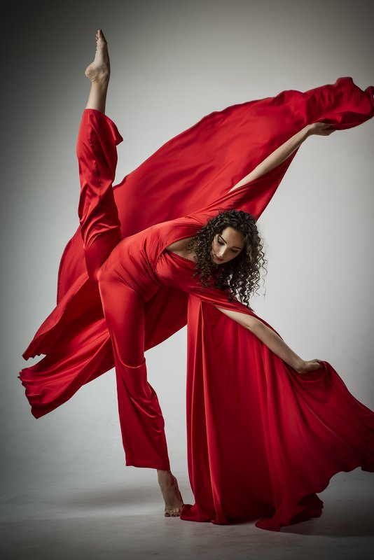 пластика балет гимнастика красное растяжка пламя Саша фото превью