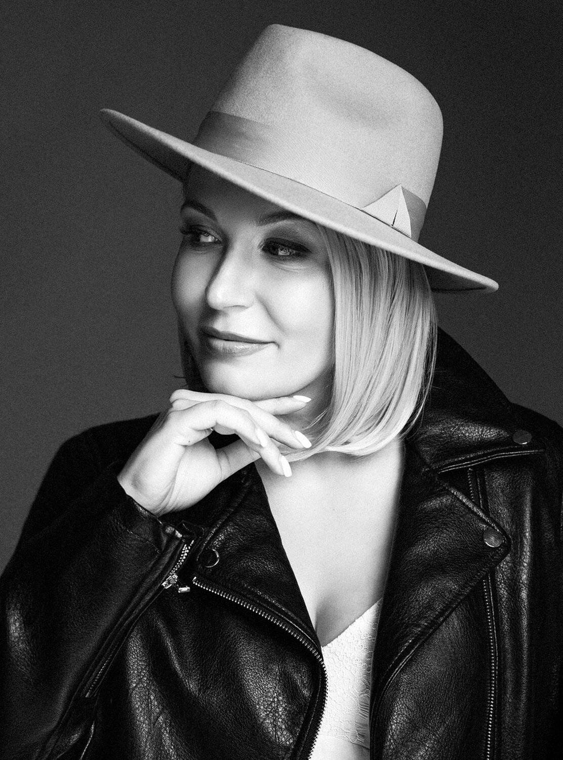 женский портрет, шикарная, красотка. девушка, фэшн, pretty woman, fashion, adult, lips, portrait, girl, attractive, pretty, model, hair, beautiful, natural, female, smile, beauty, studio, lady, elegance, glamour, curly, elegant,, Мелана Романова