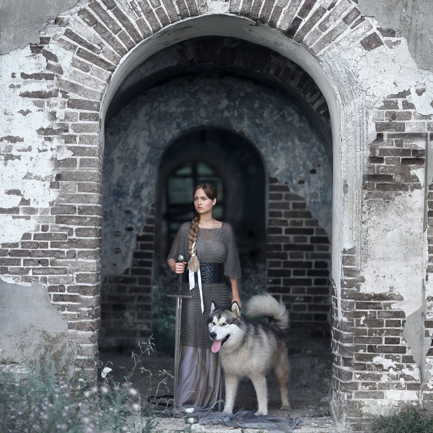 замок, маламут, девушка с маламутом, кольчуга, меч, девушка в кольчуге, лайка, девушка в замке, Ирина Голубятникова
