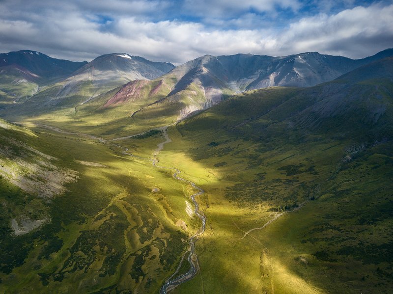 пейзаж, природа, ущелье, горы, высота, полет, дрон, квадрокоптер, река, тара, дара, южно, чуйский, хребет, алтай, сибирь, поход, путешествие, пятна, солнечные, большой, высокий, облака, далекий Ущелье реки Тара фото превью