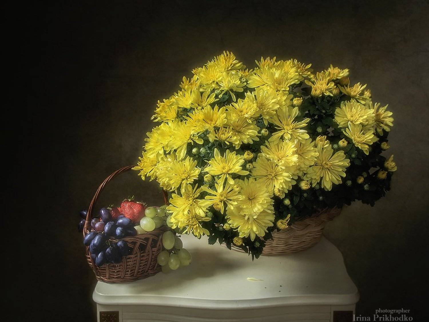 натюрморт, хризантемы, букет, корзина, фрукты, осень, Ирина Приходько