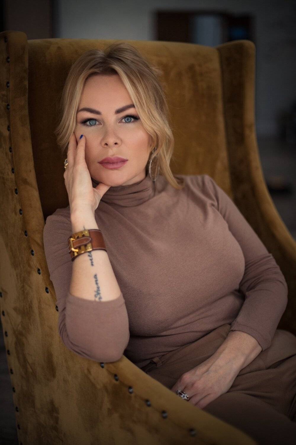 женский портрет, шикарная, красотка. девушка, фэшн, pretty woman, fashion, adult, lips, portrait, girl, attractive, pretty, model, hair, beautiful, natural, female, smile, beauty, studio, lady, elegance, glamour, curly, elegant,, Мелана Романова