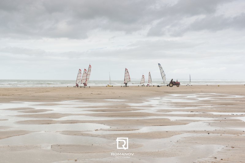 Пляж, Песок, Море, Береговая линия, На открытом воздухе, Небо, Природа, Англия, Великобритания, Лето, Воды, Синий, Отдых, песчаная яхта, яхта, Франция, Довиль, Кальвадос, канал, Английский, Ла-Манш, Трувиль-сюр-Мер, дюны Brethren of the Sand Dunes Cost - Береговое братство Песчаных дюн  фото превью