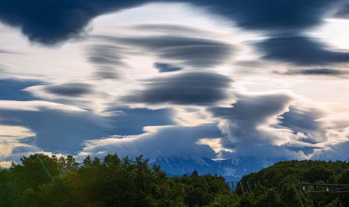 А по небу плывут облака