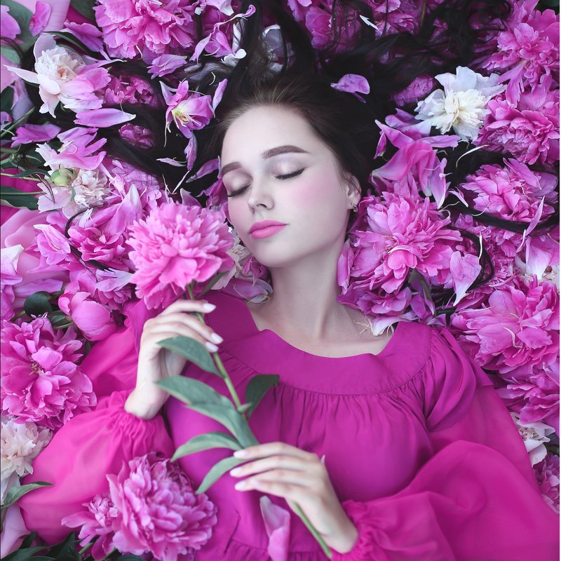 пионы, розовые пионы, девушка с пионами, девушка в пионах, розовый, брюнетка, девушка в цветах Пионы фото превью