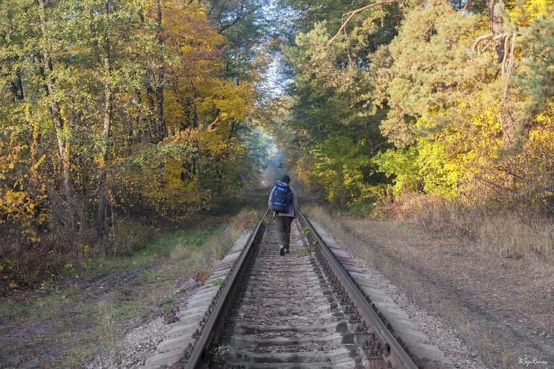 осень, утро, железная дорога, лес, человек, турист ...по железной дороге ... фото превью