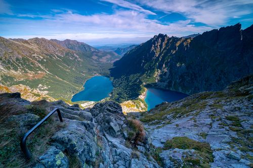 Widok na Morskie Oko i Czarny Staw pod Rysami ze szlaku na Przełęcz pod Chłopkiem